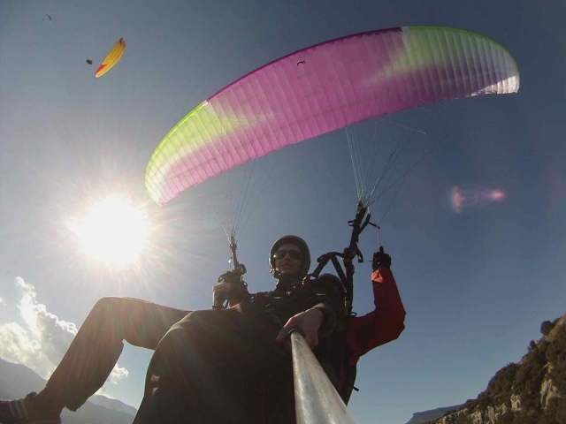 Dos clientes disfrutando de un vuelo parapente